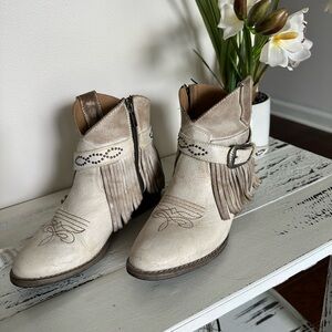 Sterling River Fringed Studded Western Ankle Boots Light Taupe size 8.5